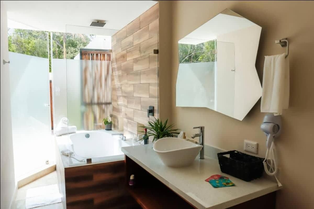 Villa Spacious 4br With Private Pool & Lush Courtyard In