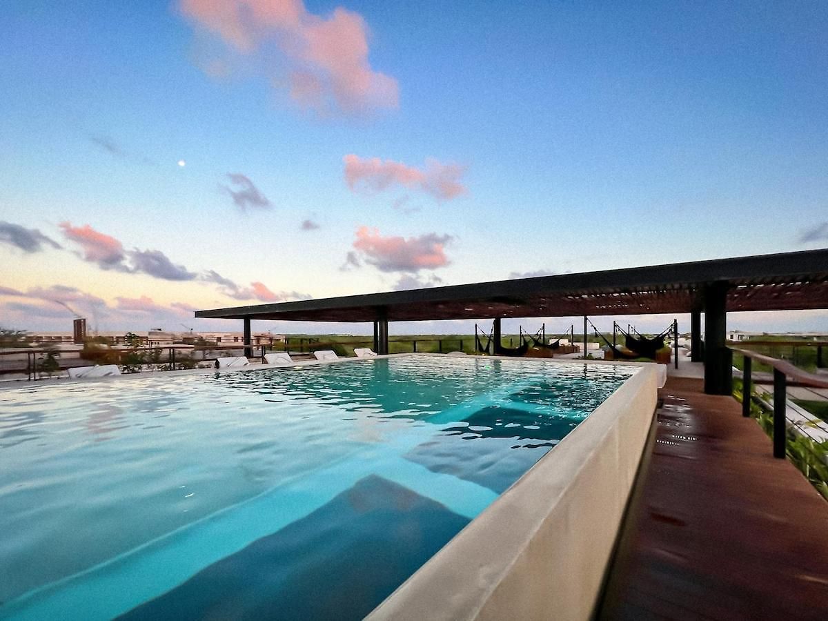 Gated 2br With Rooftop Pool *