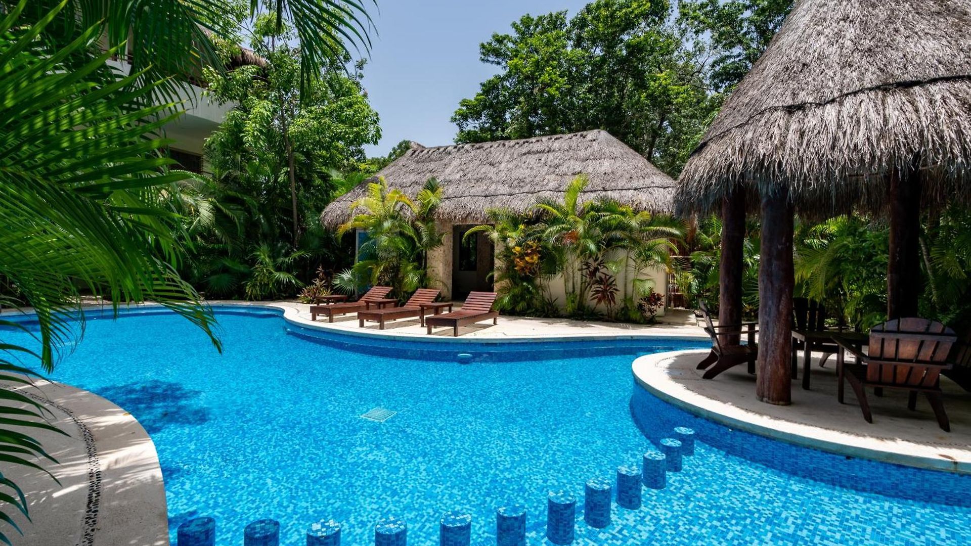 Spacious With Pool In Gated Community Apartment