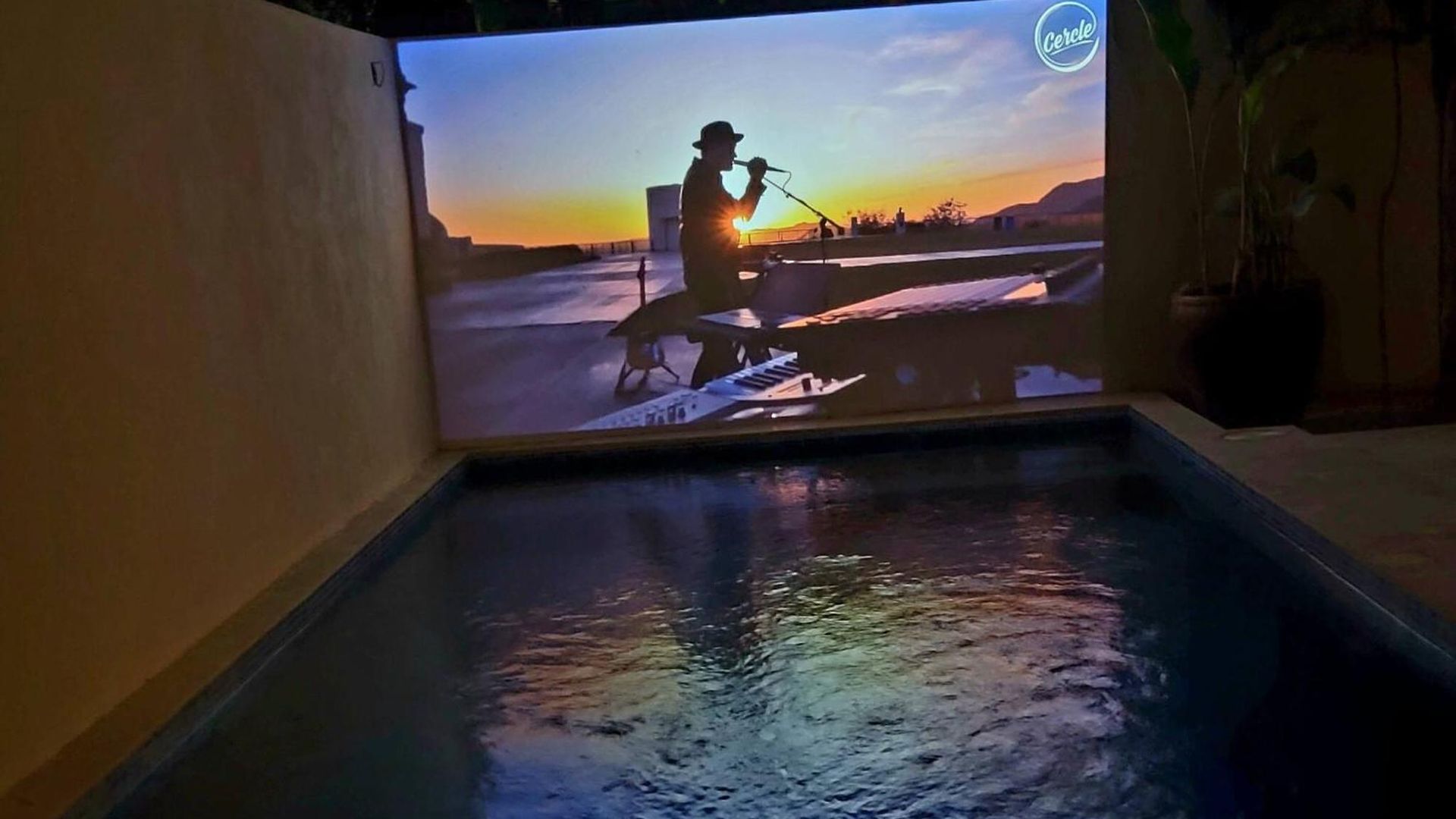 Apartment Tropical Retreat: Scooters, Hot Tub, Pool, Projector