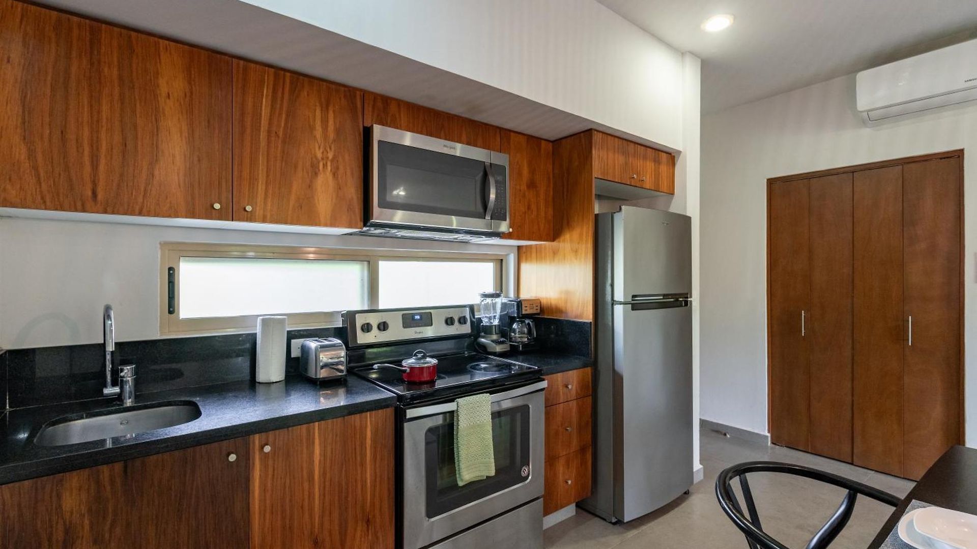 Spacious With Pool In Gated Community *