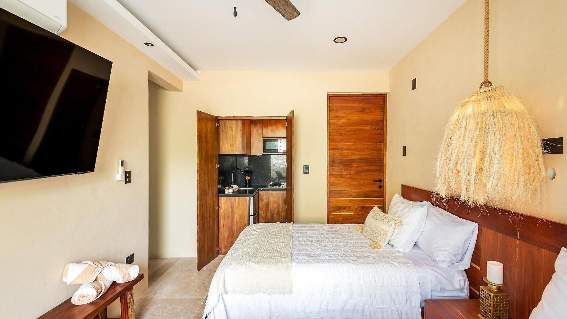 | Boutique P/2 • Swim Up-patio & Kitchenette Apartment