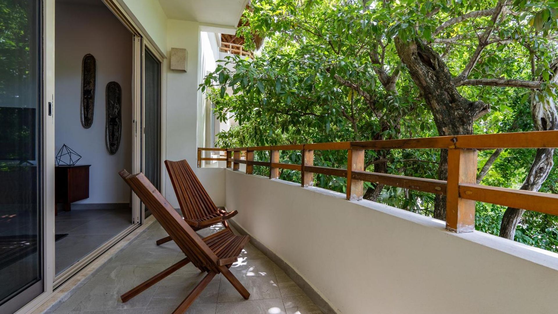 Spacious With Pool In Gated Community Apartment *