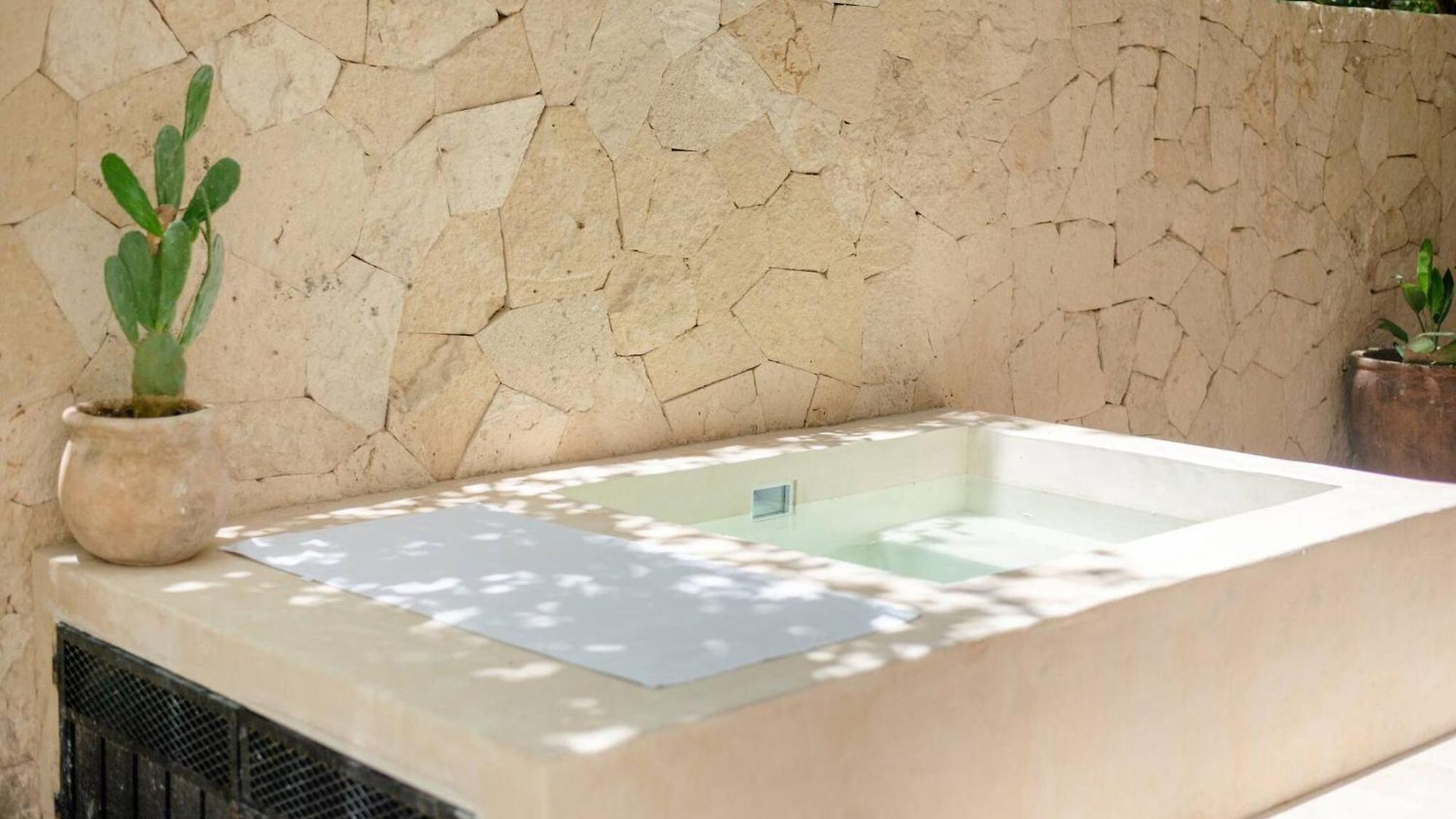 Tropical Retreat: Scooters, Hot Tub, Pool, Projector *