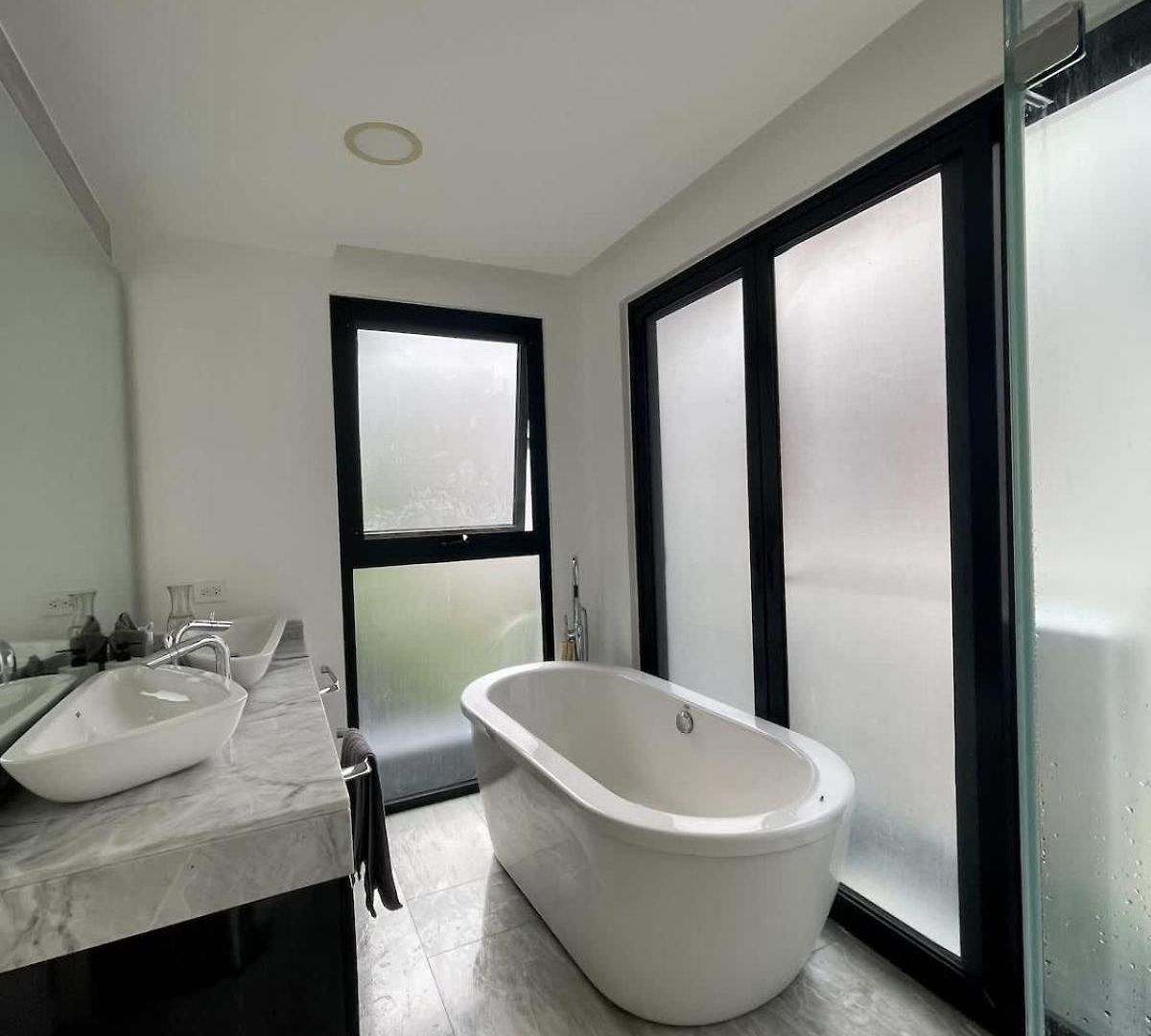 Stylish 3br Retreat In Serene Luxury Setting