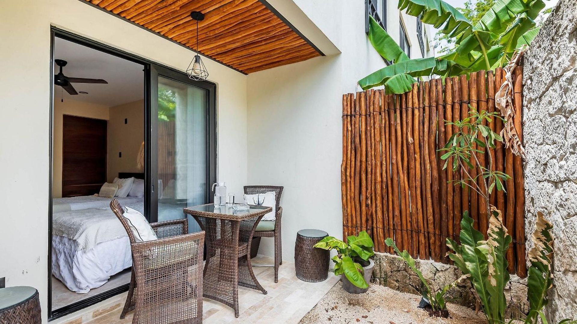 | Boutique P/2 • Swim Up-patio & Kitchenette *