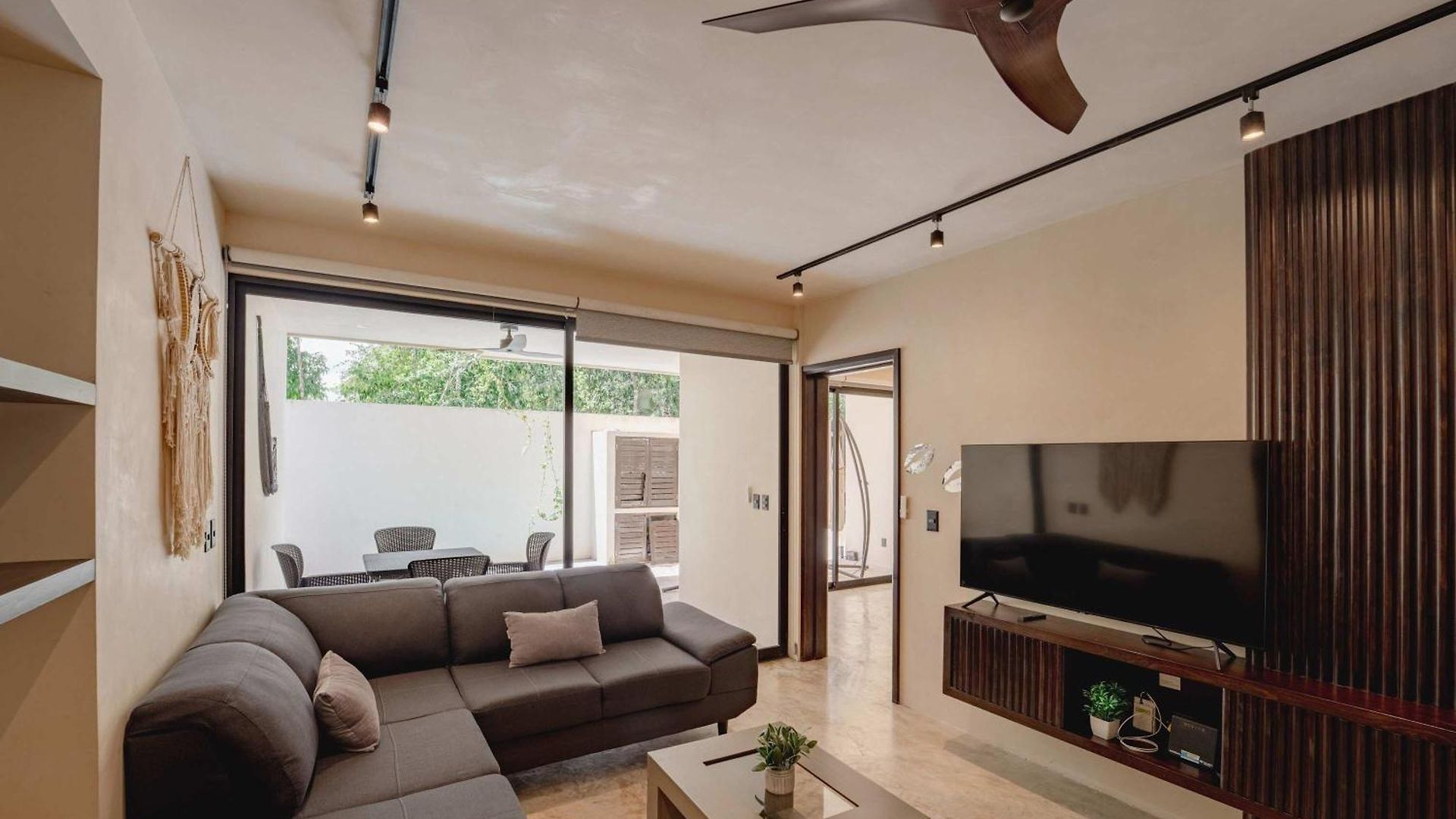 Talulah Living 3br - Private & Shared Pool Apartment *