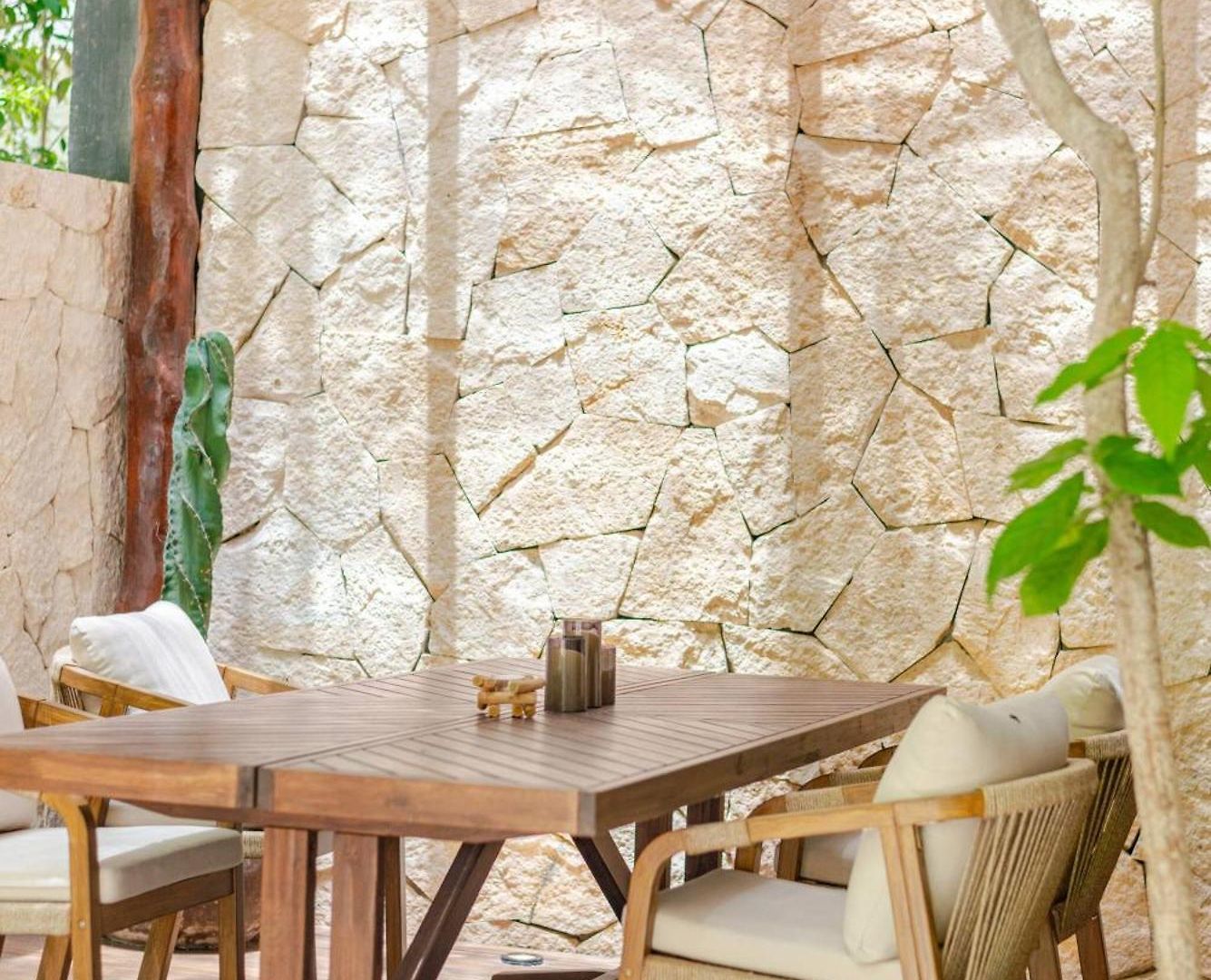 Apartment Tropical Retreat: Scooters, Hot Tub, Pool, Projector *