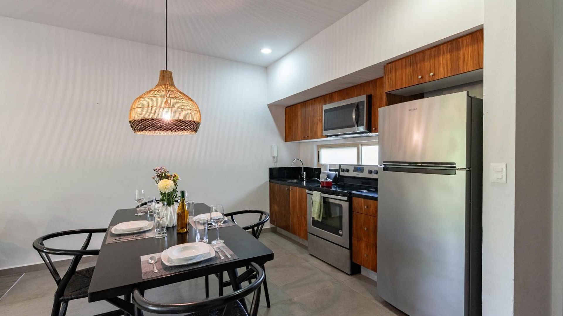 Spacious With Pool In Gated Community Apartment *
