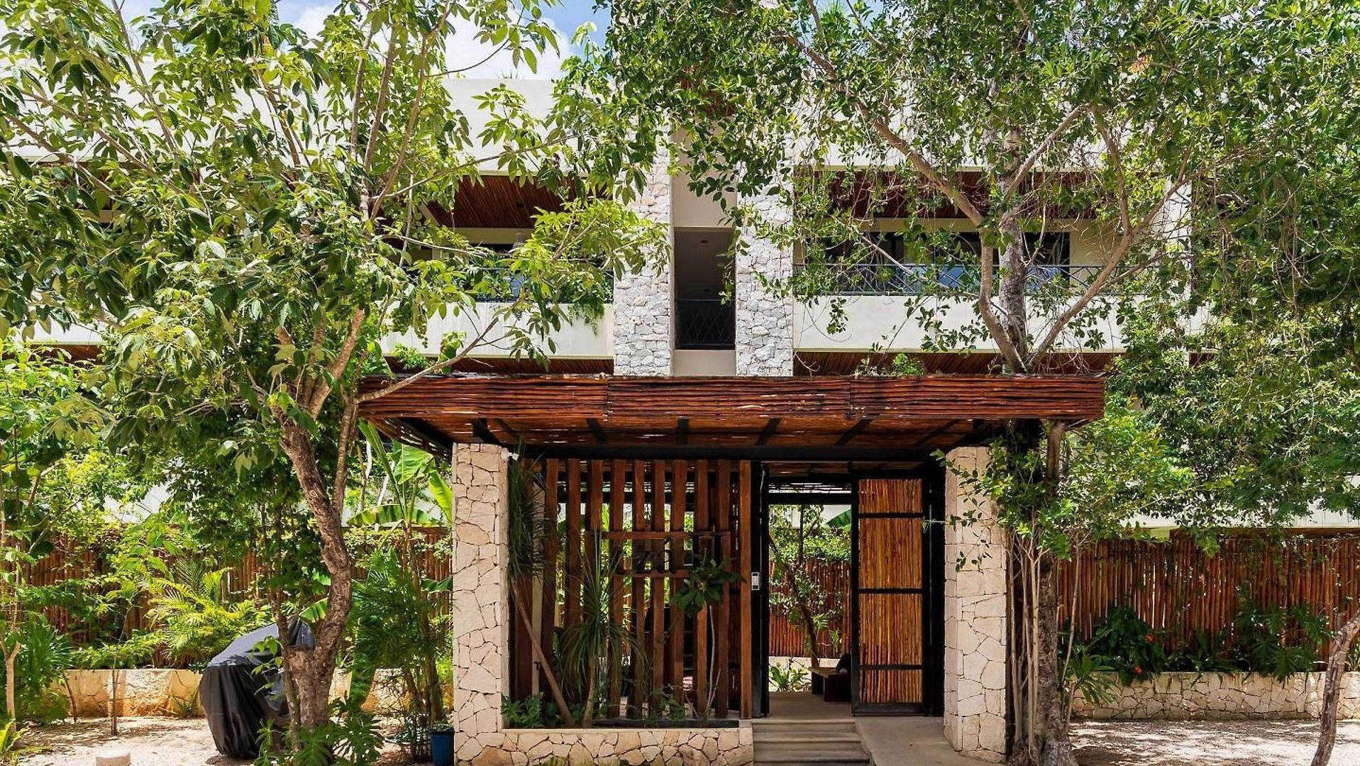 | Boutique P/2 • Swim Up-patio & Kitchenette
