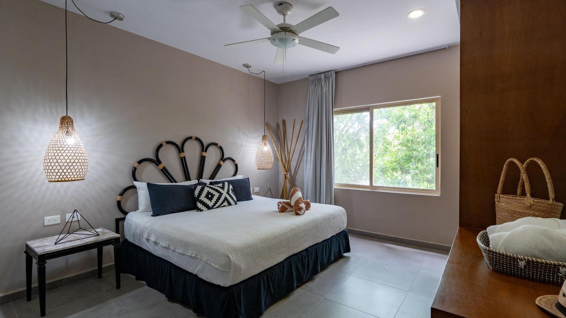 Spacious With Pool In Gated Community Apartment