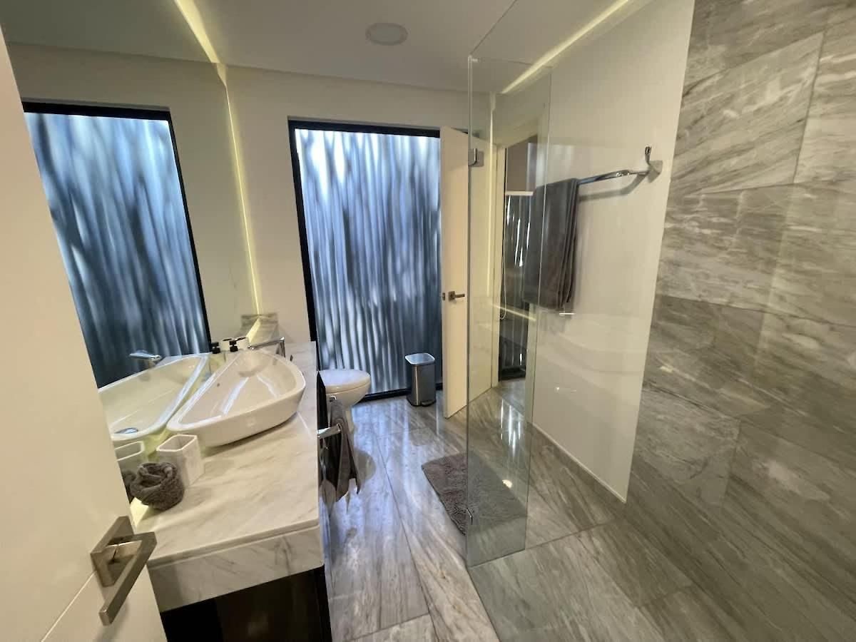 Stylish 3br Retreat In Serene Luxury Setting *