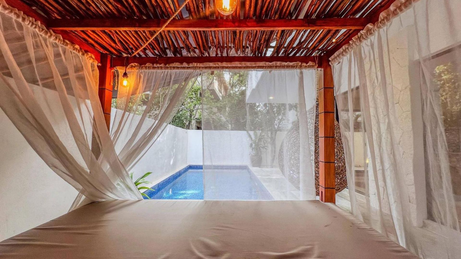 Apartment Tropical Retreat: Scooters, Hot Tub, Pool, Projector
