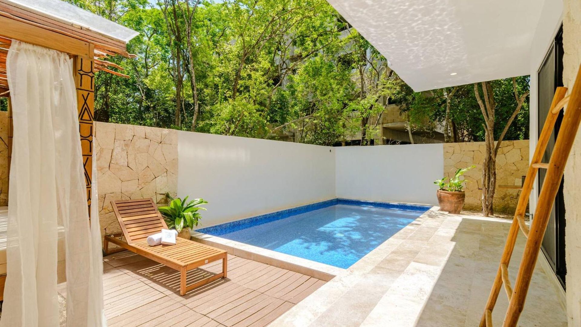 Tropical Retreat: Scooters, Hot Tub, Pool, Projector *