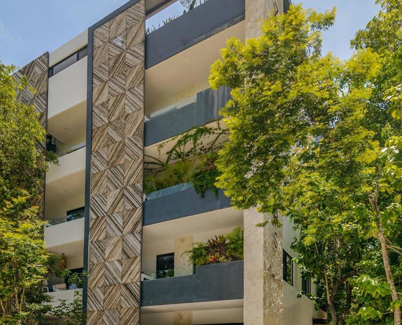 Apartment Tropical Retreat: Scooters, Hot Tub, Pool, Projector