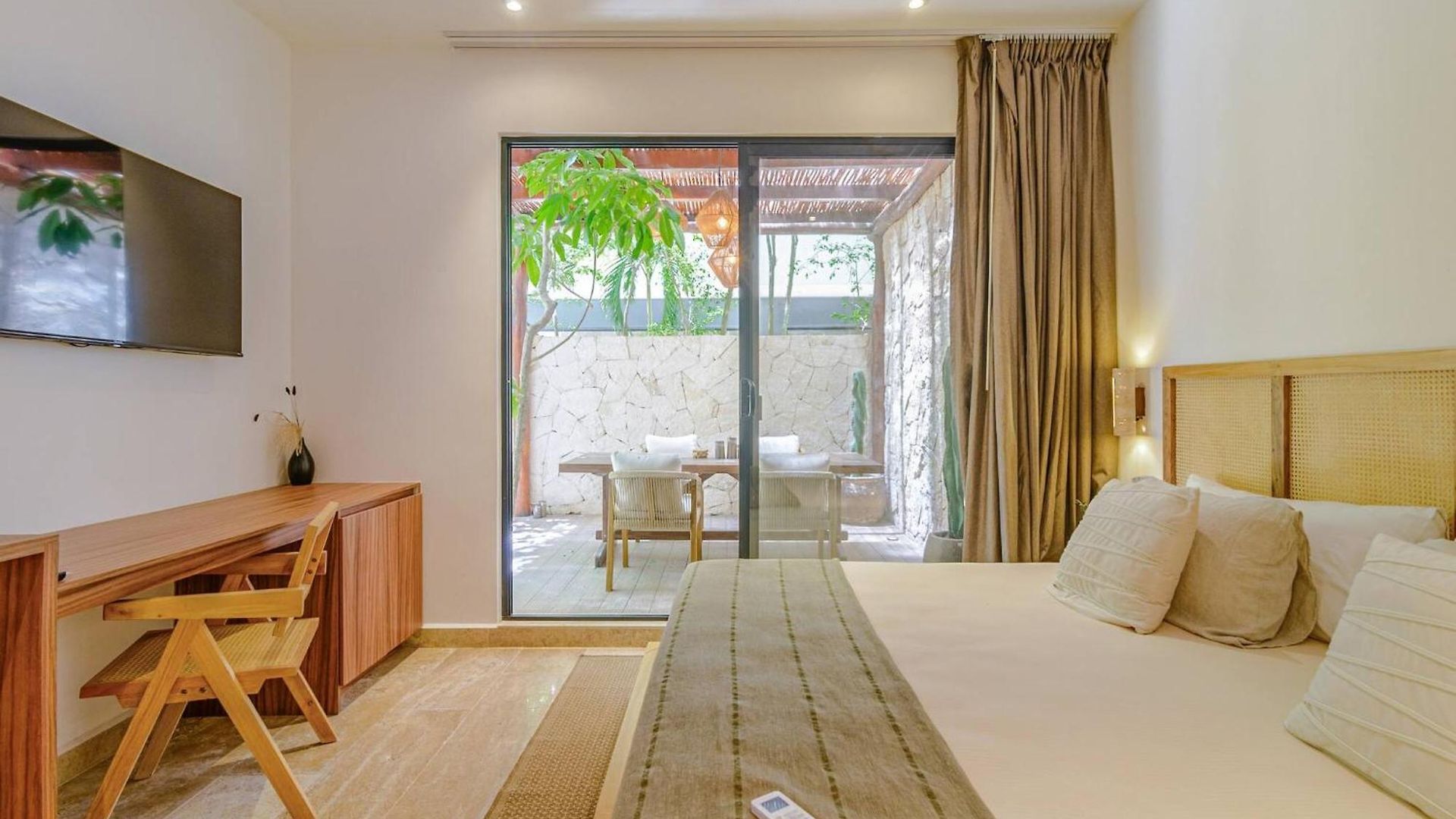 Apartment Tropical Retreat: Scooters, Hot Tub, Pool, Projector *