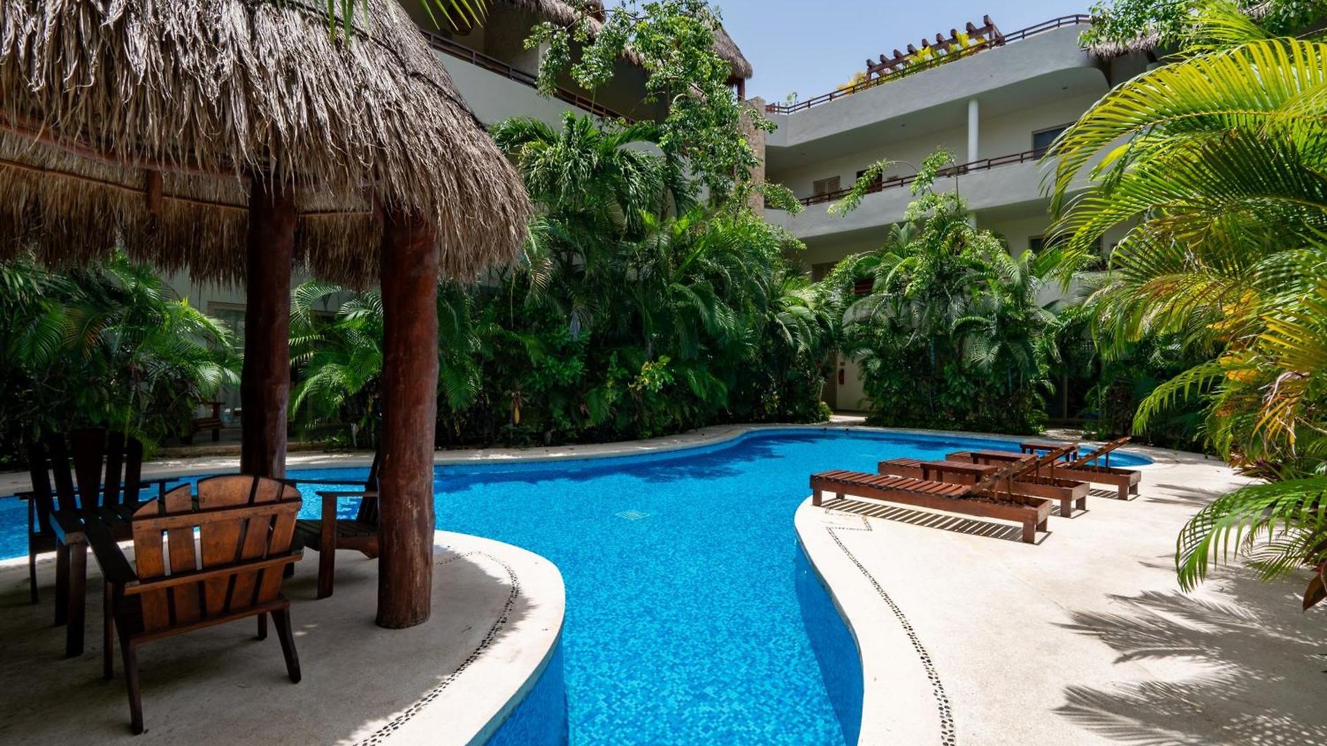 Spacious With Pool In Gated Community Apartment