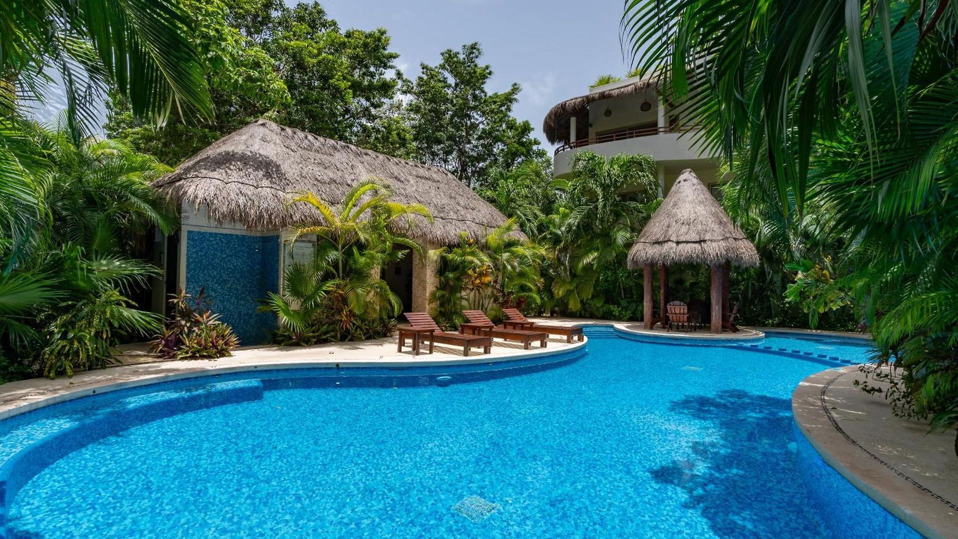 Apartment Spacious With Pool In Gated Community *