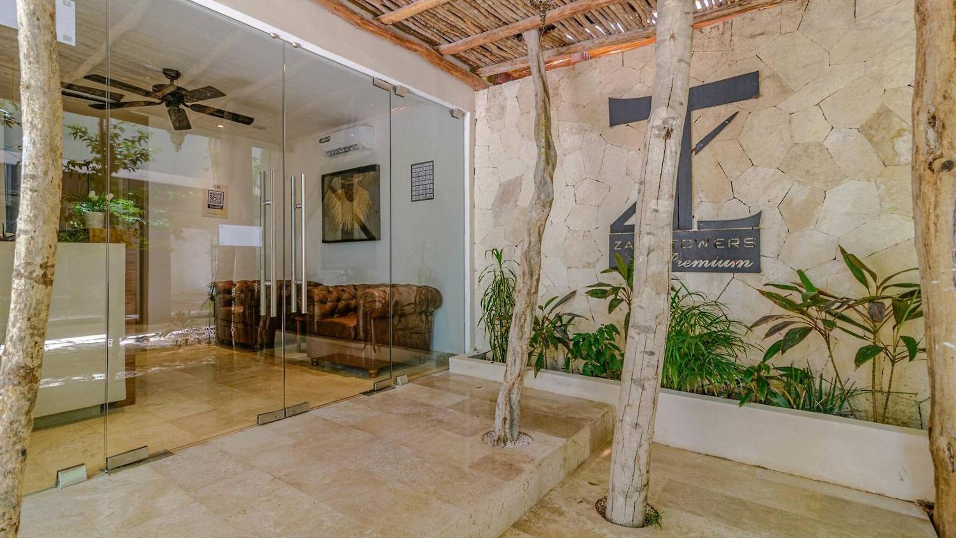 Apartment Tropical Retreat: Scooters, Hot Tub, Pool, Projector