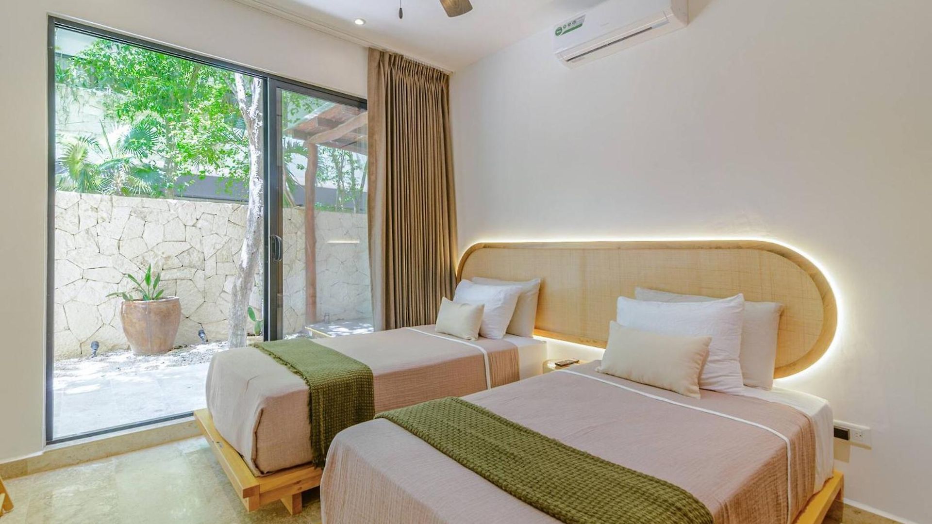 Tropical Retreat: Scooters, Hot Tub, Pool, Projector