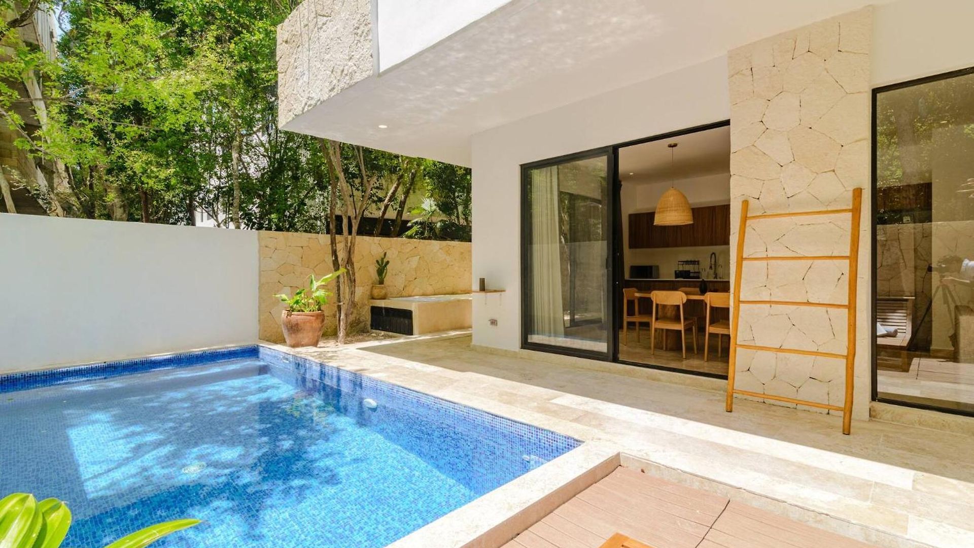 Apartment Tropical Retreat: Scooters, Hot Tub, Pool, Projector *