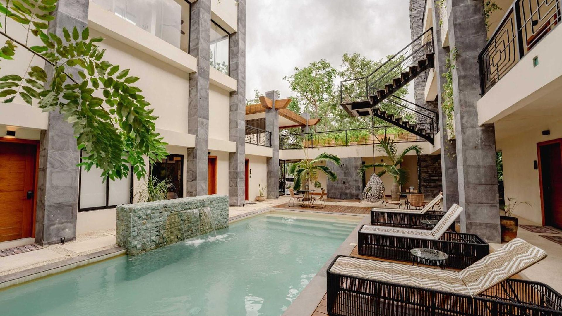 Talulah Living 3br - Private & Shared Pool Apartment *