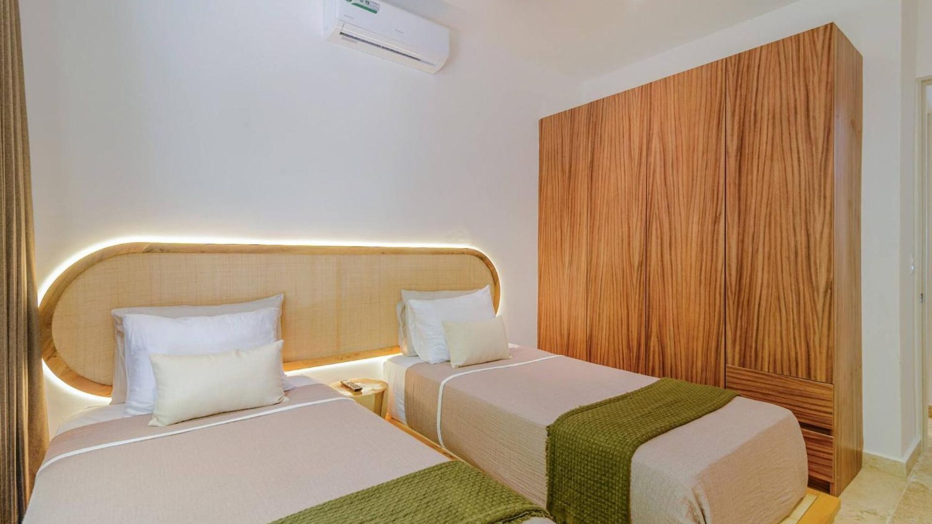 Tropical Retreat: Scooters, Hot Tub, Pool, Projector Apartment *