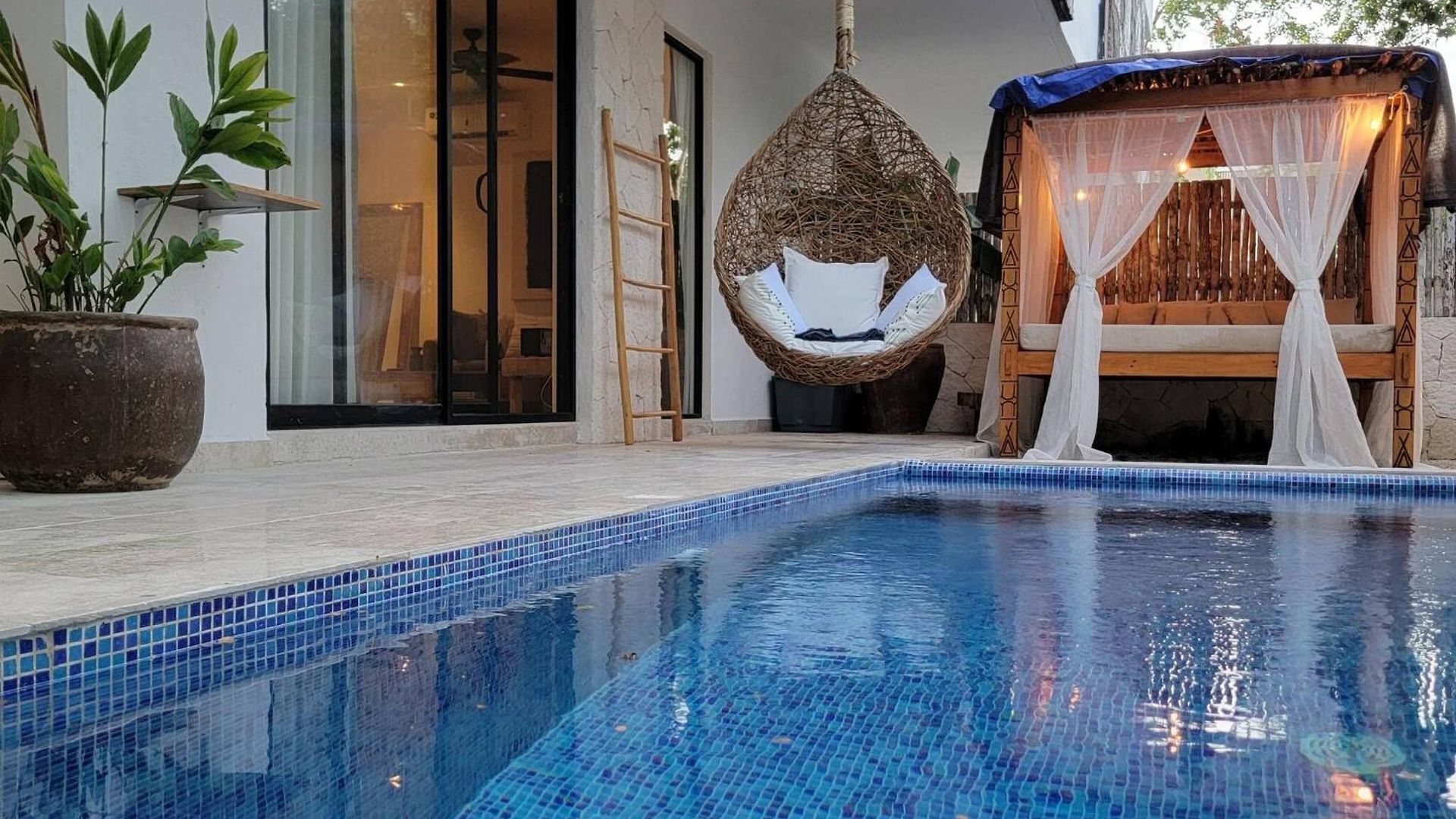 Tropical Retreat: Scooters, Hot Tub, Pool, Projector *