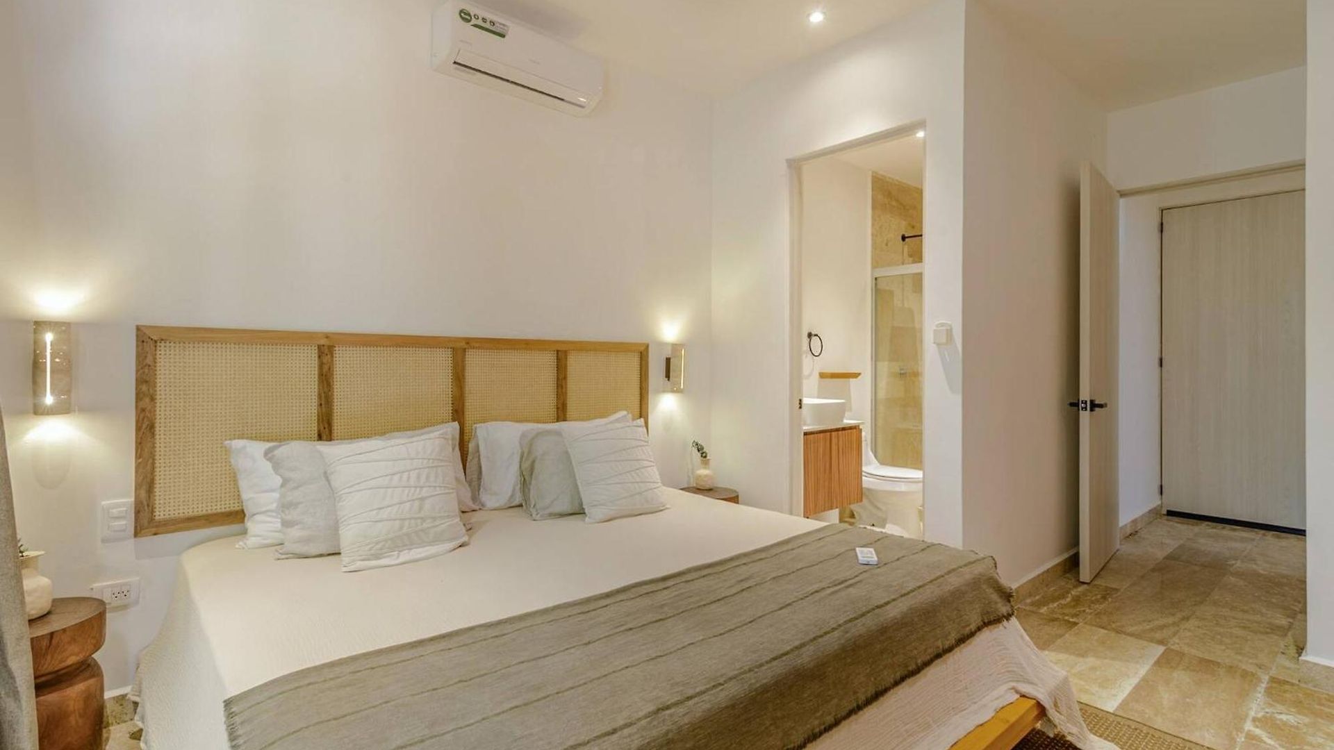 Tropical Retreat: Scooters, Hot Tub, Pool, Projector Apartment