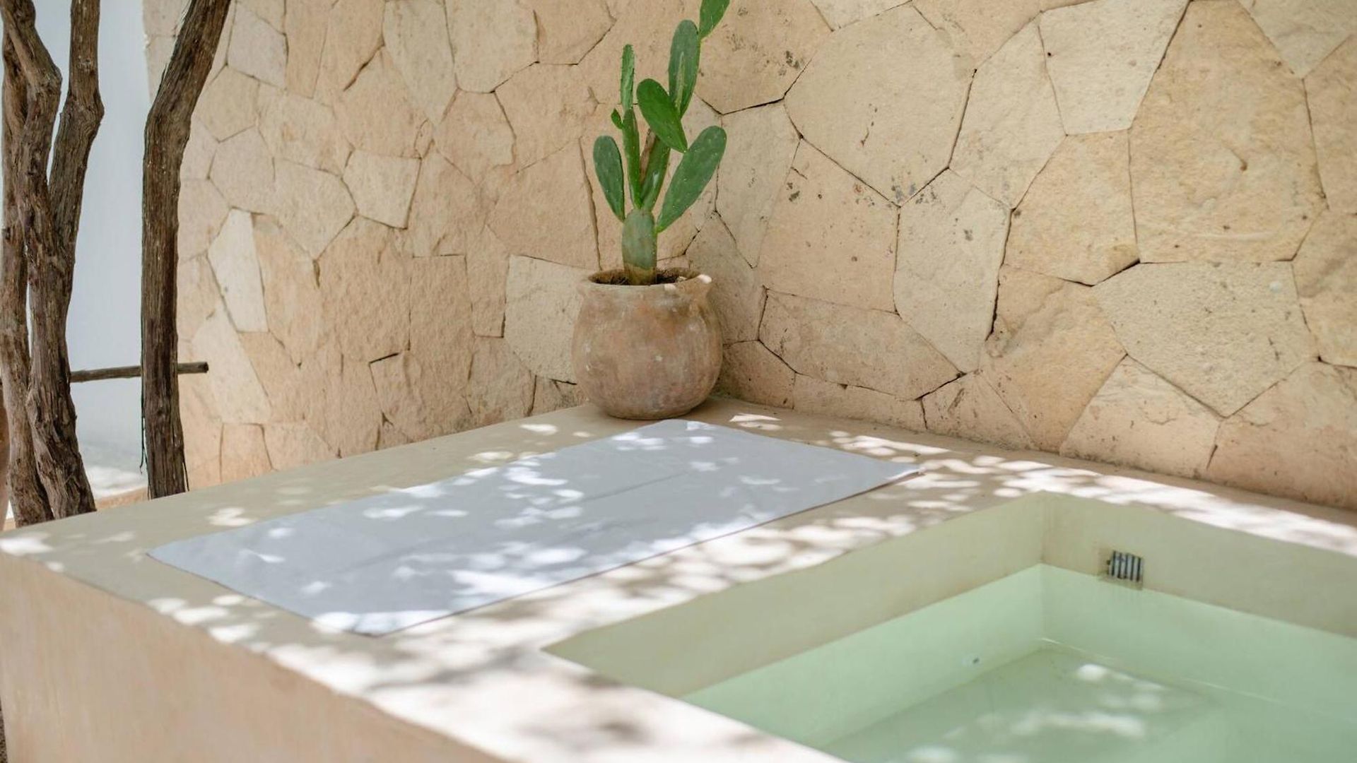 Tropical Retreat: Scooters, Hot Tub, Pool, Projector Apartment *