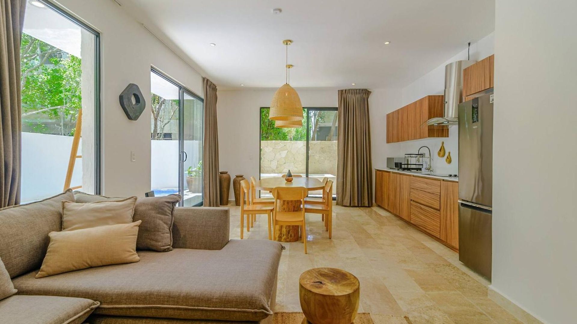 Tropical Retreat: Scooters, Hot Tub, Pool, Projector