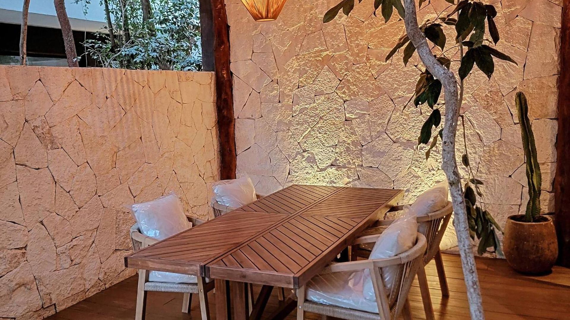 Tropical Retreat: Scooters, Hot Tub, Pool, Projector Apartment Tulum