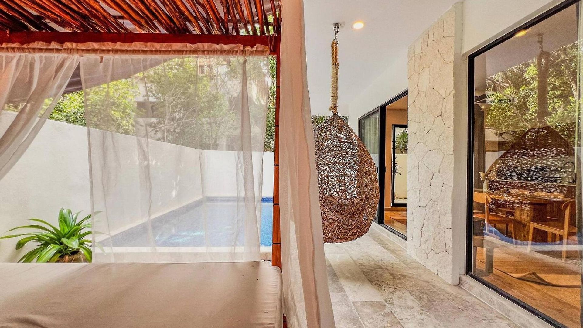 Tropical Retreat: Scooters, Hot Tub, Pool, Projector *