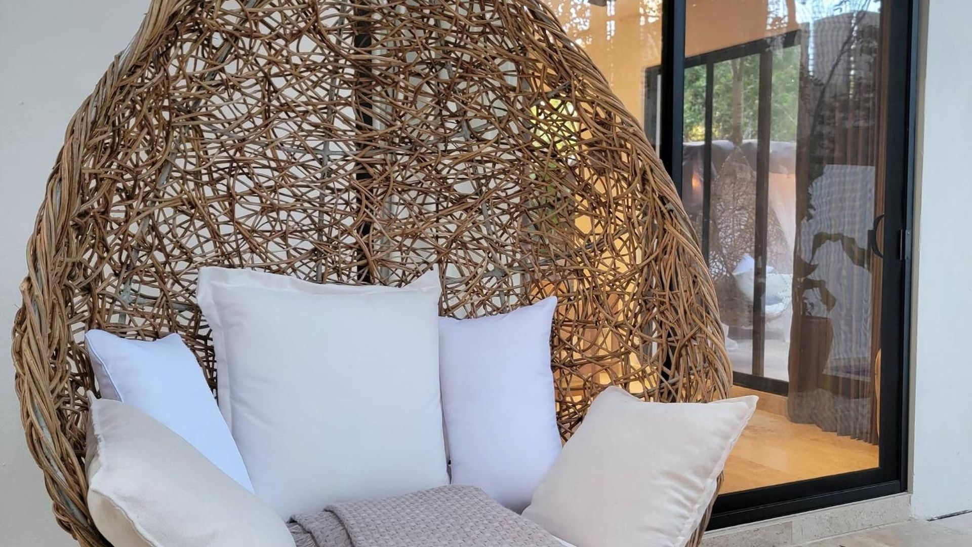 Tropical Retreat: Scooters, Hot Tub, Pool, Projector Apartment