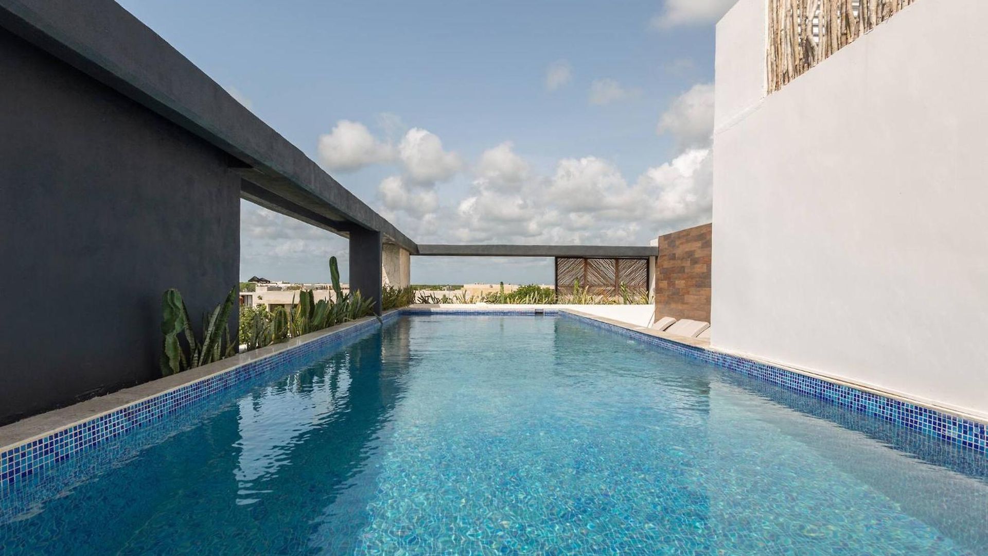 Tropical Retreat: Scooters, Hot Tub, Pool, Projector *