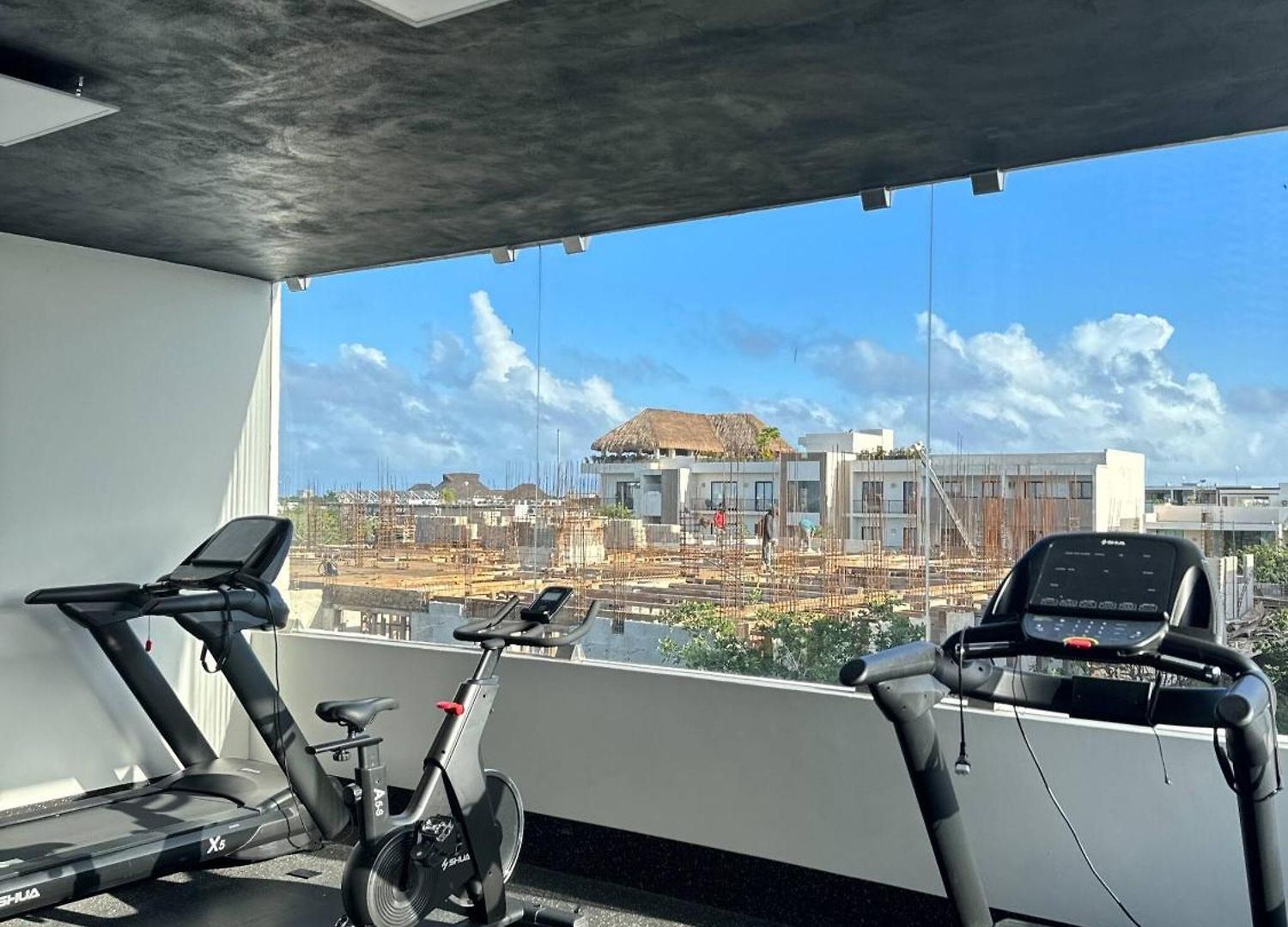 Apartment Tropical Retreat: Scooters, Hot Tub, Pool, Projector *