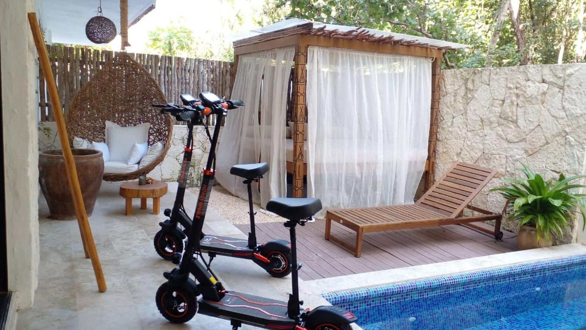 Apartment Tropical Retreat: Scooters, Hot Tub, Pool, Projector *