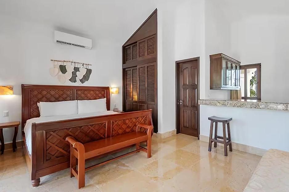 Beachfront Hacienda Soliman Bay *