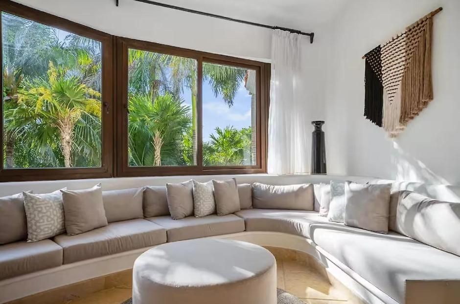 Beachfront Hacienda Soliman Bay Villa *