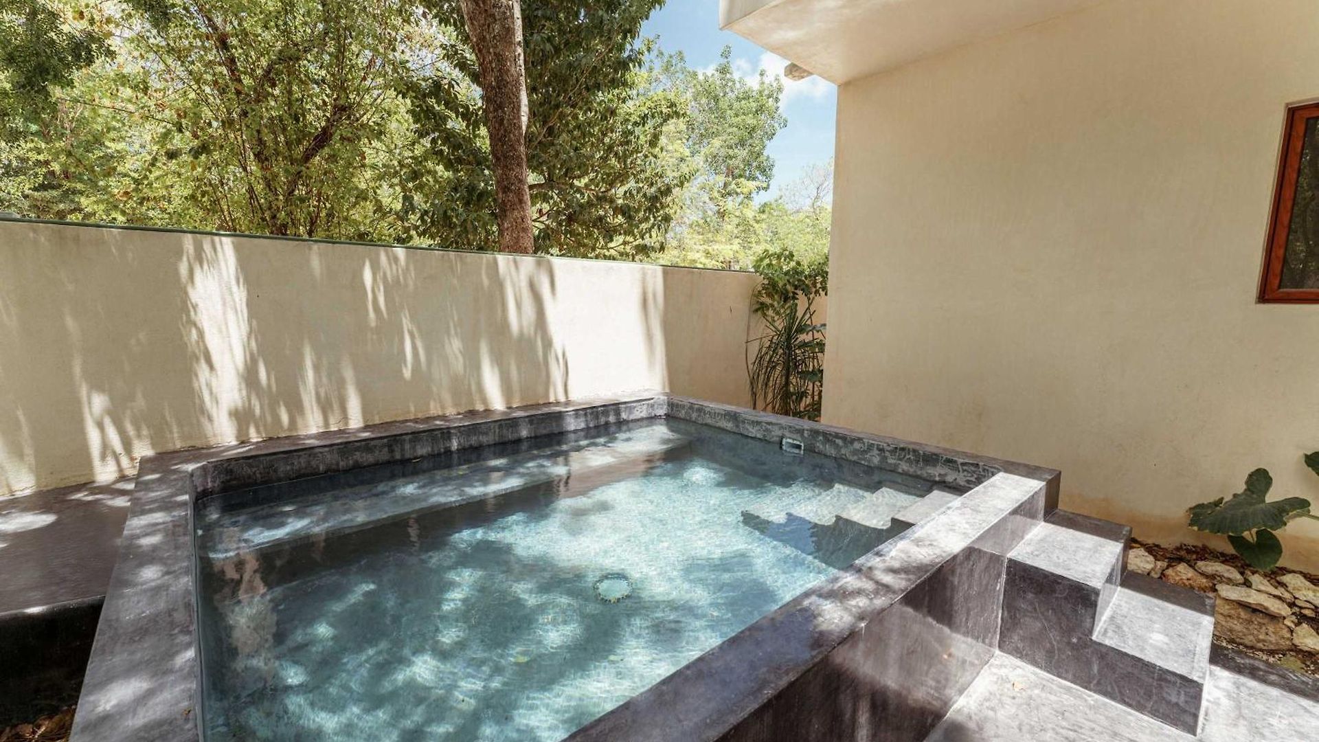Stylish Ground-floor 3br Haven With Luxe Plunge Pool Holiday home