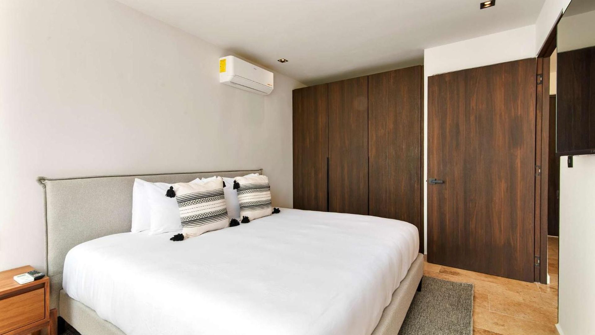 Stylish 1br With Private Pool & Balcony Apartment