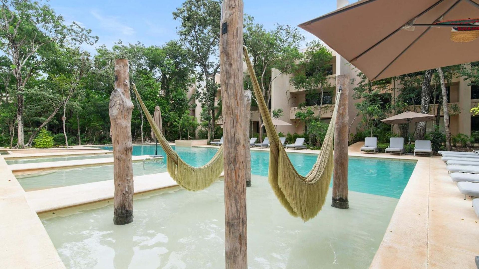 Apartment Stylish 1br With Private Pool & Balcony