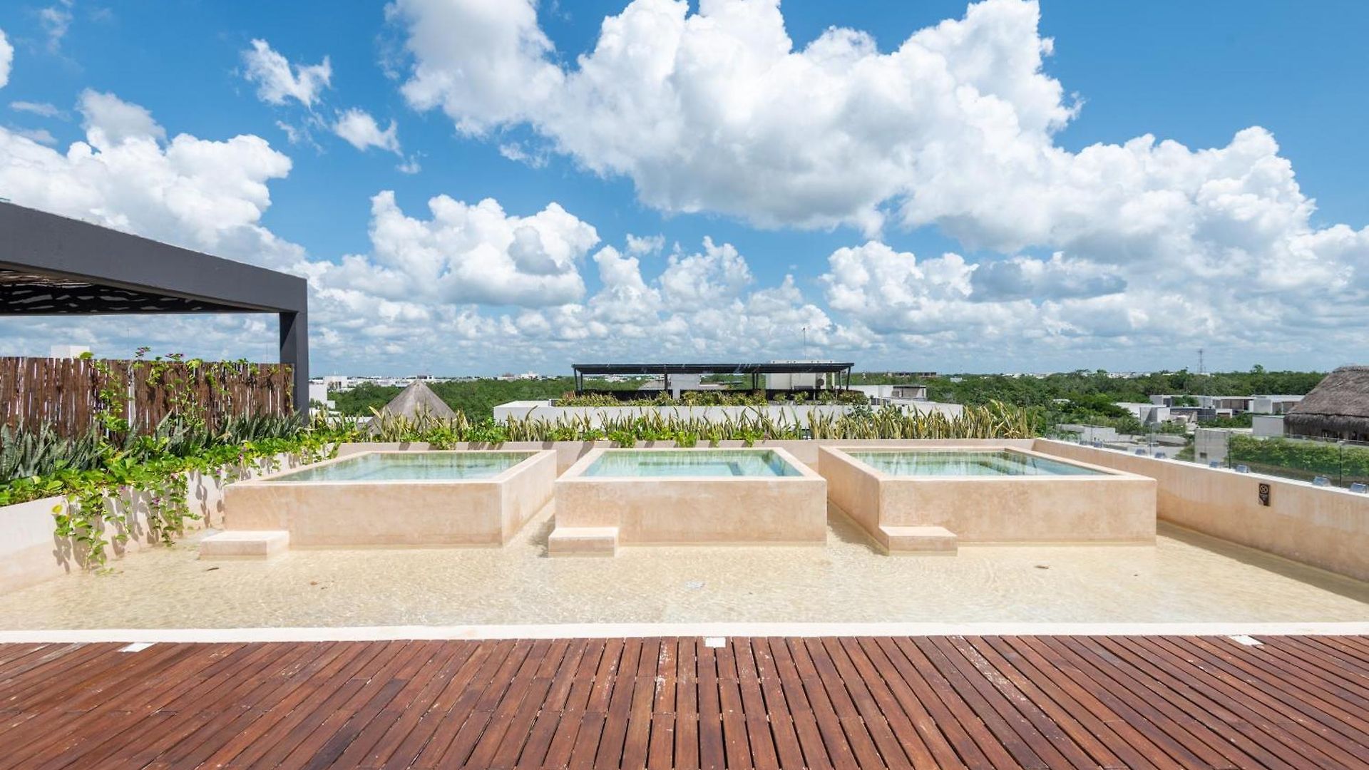 Modern Retreat With Private Garden And Jacuzzi Apartment