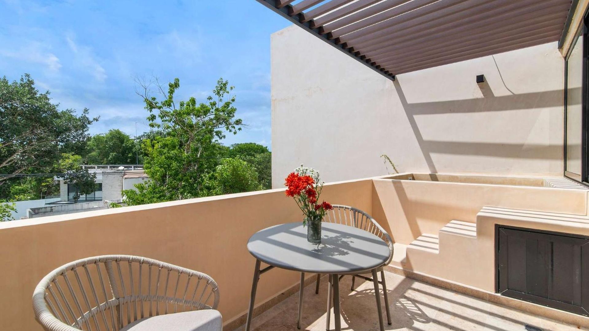 Apartment Stylish 1br With Private Pool & Balcony