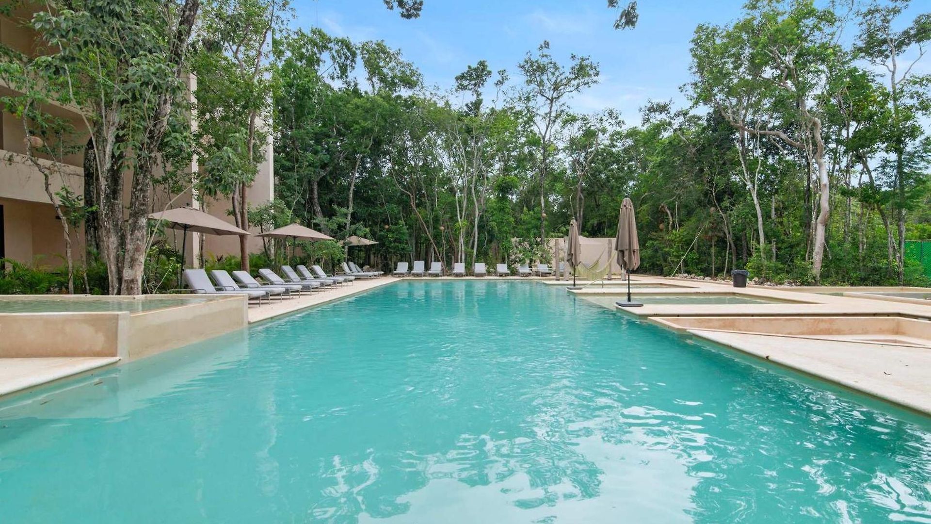 Apartment Stylish 1br With Private Pool & Balcony *