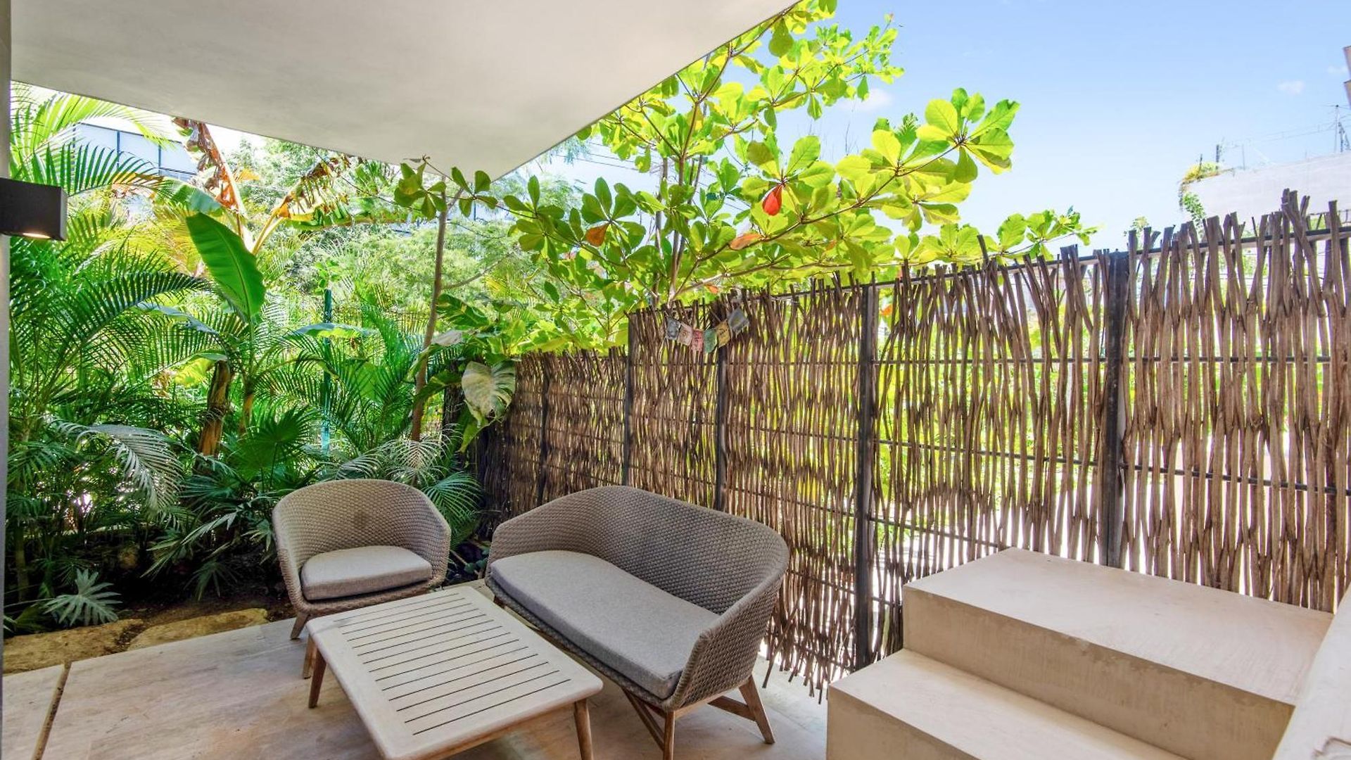 Apartment Modern Retreat With Private Garden And Jacuzzi