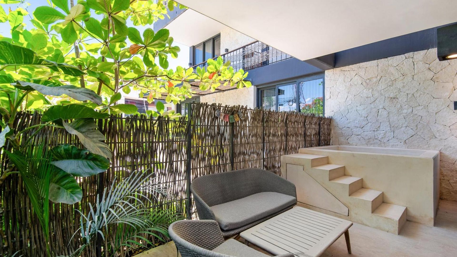 Modern Retreat With Private Garden And Jacuzzi *
