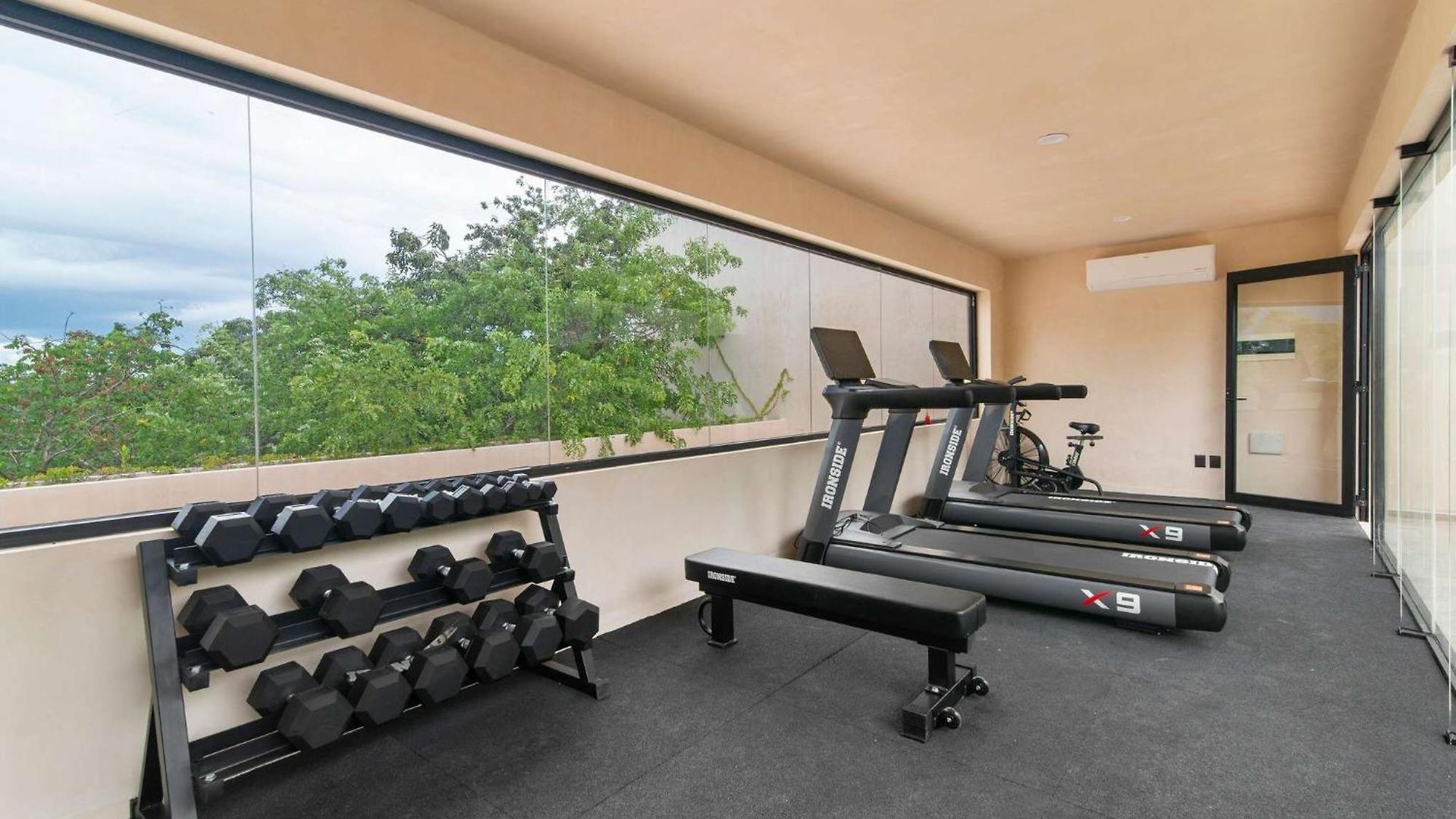 Apartment Stylish 1br With Private Pool & Balcony