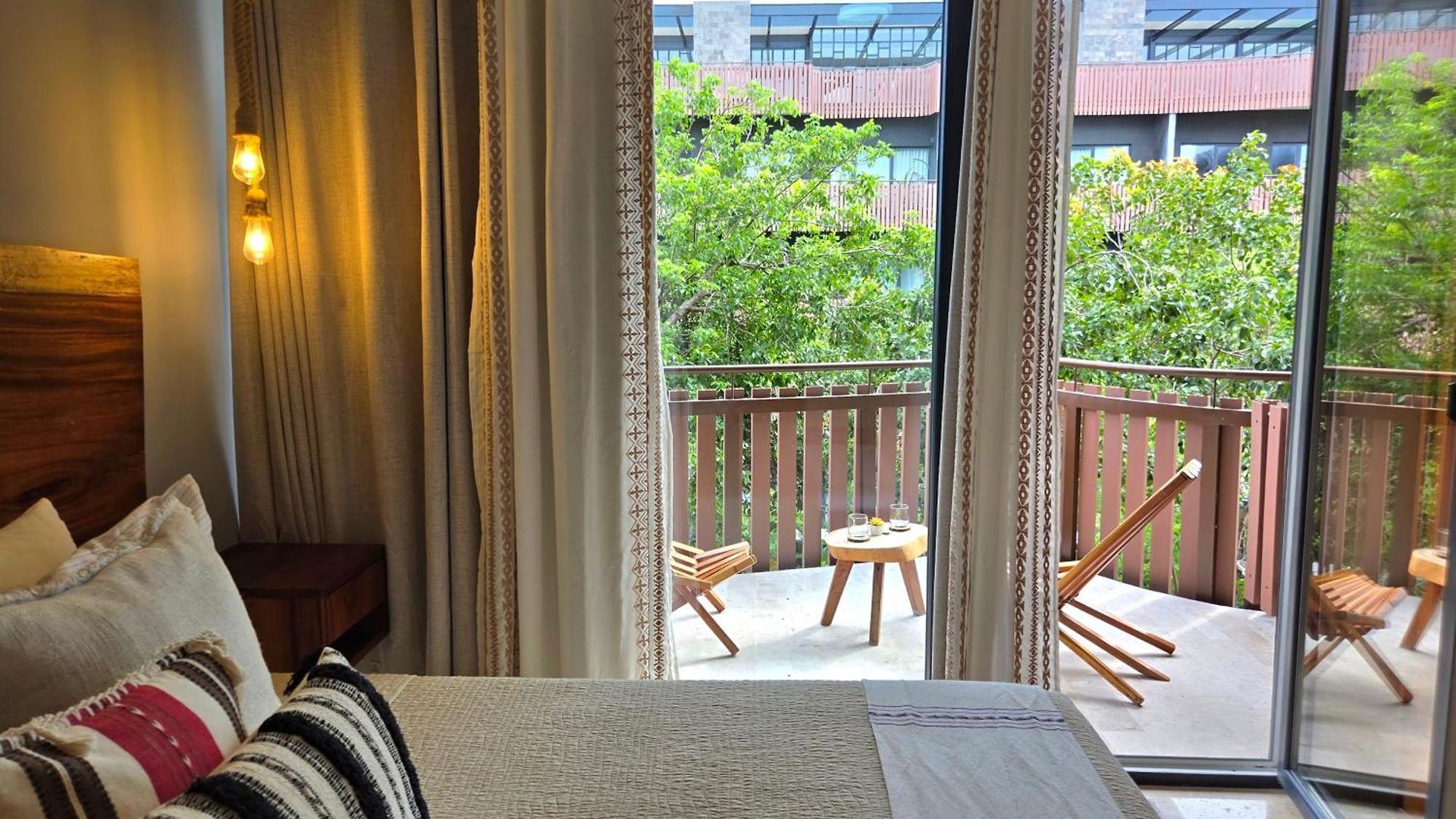 Apartment 1br - Sea View Rooftop Pools Steps To & Jaguar Park