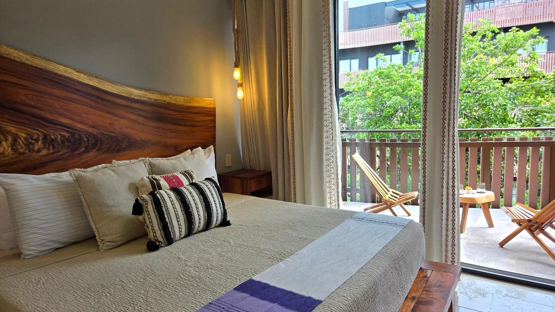 1br - Sea View Rooftop Pools Steps To & Jaguar Park Apartment *